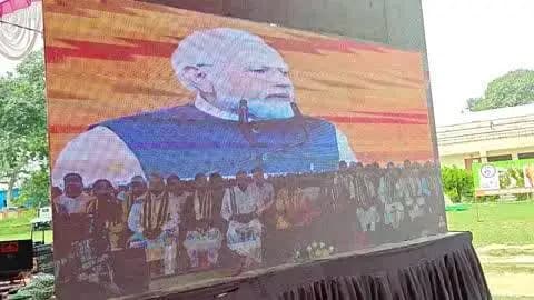 फर्रुखाबाद: सेवा ज्योति यात्रा के तहत फतेहगढ़ स्टेडियम में हुए कार्यक्रम में बड़ी संख्या में पहुंचे भाजपा के कार्यकर्ताओं को PM मोदी