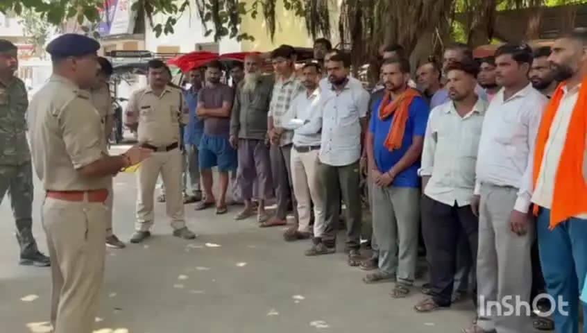रौन: यातायात व्यवस्था को बनाए रखने के लिए ई रिक्शा चालकों से मेहगांव थाना प्रभारी ने किया संवाद, बोले नियमों का करें पालन