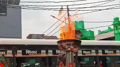 फर्रुखाबाद: मिलिट्री चौराहा पर विकसित संकल्प चौक की स्थापना, सेवा ज्योति यात्रा के तहत कलश स्थापित, जनप्रतिनिधियों ने लिया हिस्सा
