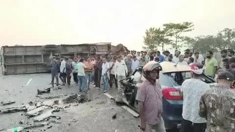 भरनो: कुसुंबाहा मोड के समीप कार और कंटेनर ट्रक में टक्कर, परखच्चे उड़े, दो जख्मी