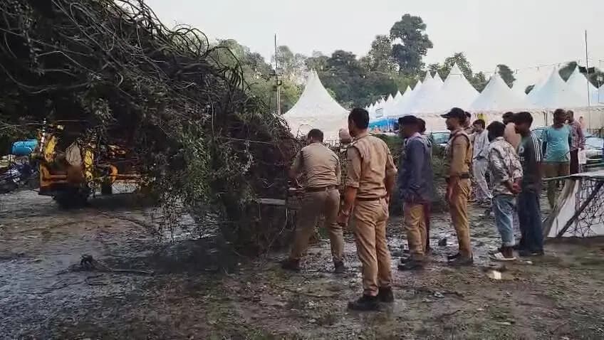 देहरादून: देहरादून में बारिश से पेड़ गिरने से दमकल गाड़ी दबने से दुर्घटना