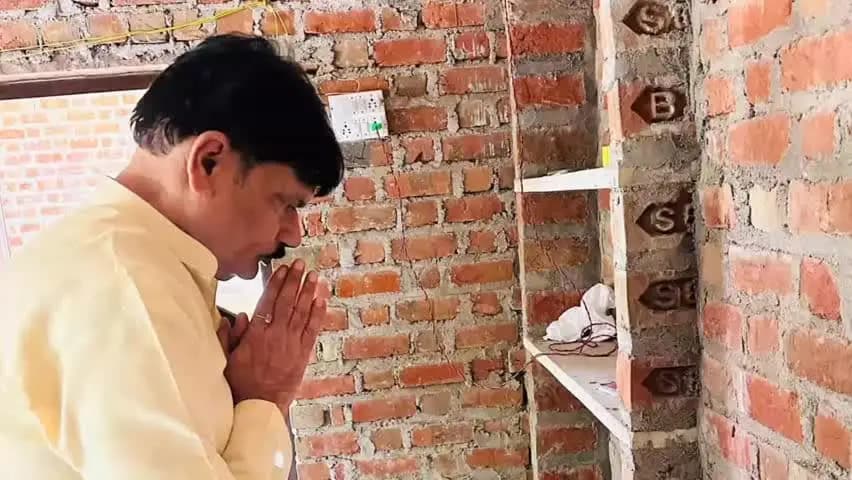 भिंड: रेमजा में अखिलेश शर्मा के पिता के निधन पर पूर्व मंत्री ओपीएस भदौरिया ने दी श्रद्धांजलि