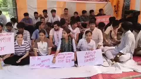 सेवढ़ा: सेवड़ा नगर में ABVP के छात्र-छात्राओं का दूसरे दिन भी अनिश्चितकालीन धरना जारी, प्रभारी प्राचार्य को हटाने की मांग