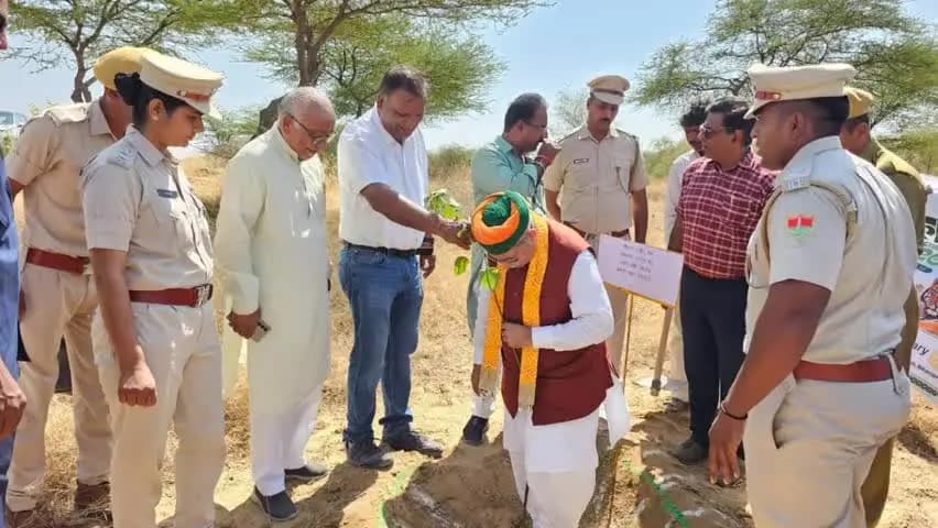 बीकानेर: वन्यजीव सप्ताह के तहत मरुधरा बायोलॉजिकल पार्क में केंद्रीय मंत्री मेघवाल ने किया पौधरोपण