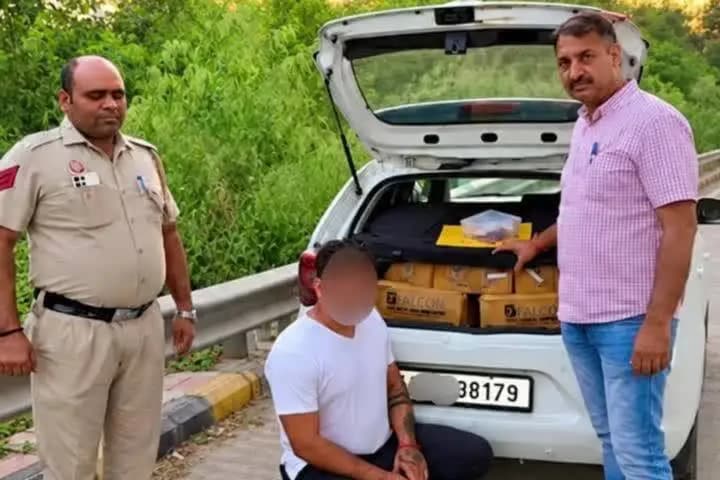 करोल बाग: बुराड़ी में अवैध शराब की बड़ी खेप बरामद, कार की पिछली सीटें हटाकर हो रही थी तस्करी