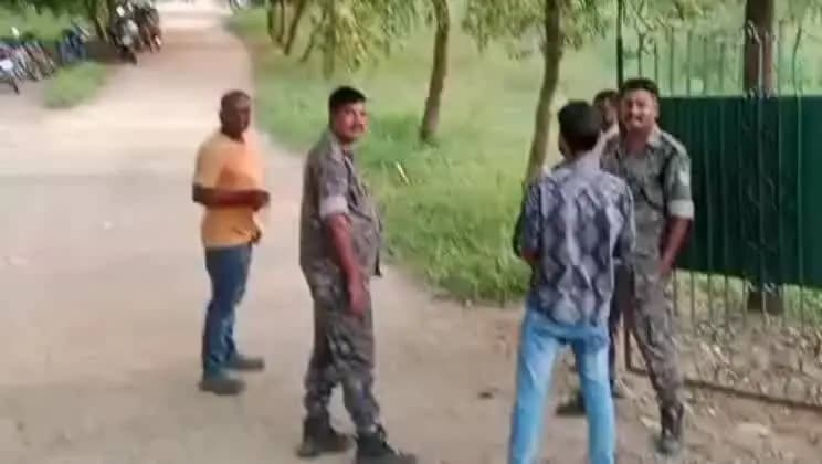 मंझिआंव: मझिआंव में स्कूल ड्रेस में छात्रा को बाइक पर देख लोगों को शक हुआ, शिक्षक को पकड़ पुलिस को सौंपा