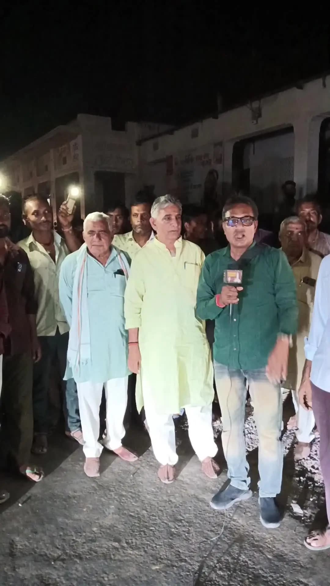 रतनगढ़: गांव सांगासर में स्थित तकिए में बाबा की समाधि देने पर ग्रामीणों ने सड़क जाम कर किया प्रदर्शन