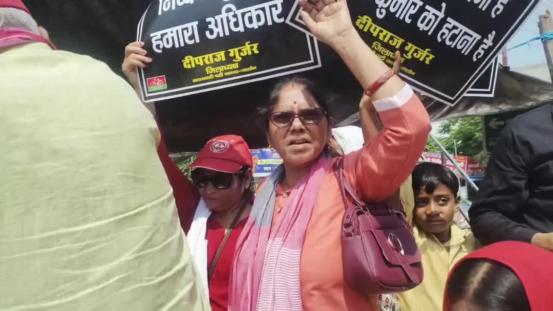 वोट बचाओ - देश बचाओ पैदल मार्च उरई ममता सिंह कुशवाहा तीतरा प्रदेश सचिव सपा महिला सभा प्रबल दबेदार 219 माधौगढ़ विधानसभा