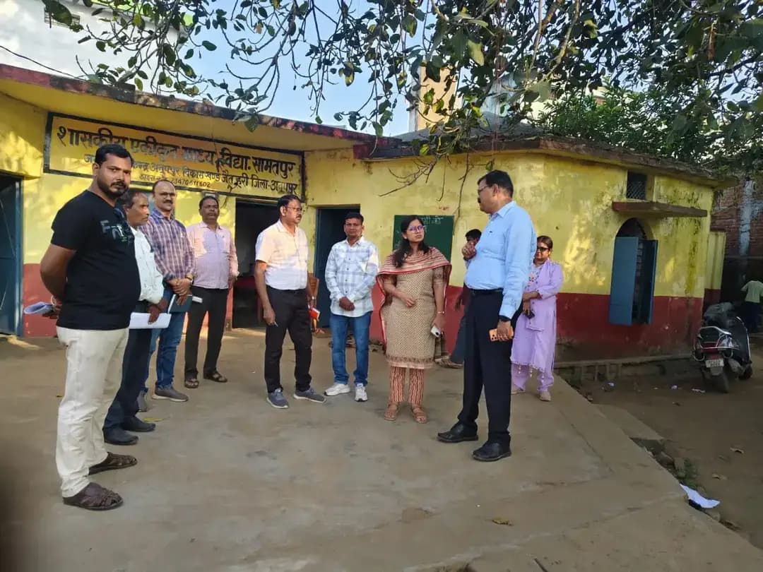 भारत निर्वाचन आयोग के निर्देशानुसार जिले में 7 से 9 अक्टूबर तक मतदाता सूची में नवीन एवं छूटे पात्र मतदाताओं के नाम जोड़ने विशेष अभियान चलाया जा रहा है। अभियान का उद्देश्य प्रत्येक पात्र नागरिक का नाम मतदाता सूची में दर्ज कराना तथा पात्र युवाओं को उनके मताधिकार के प्रति जागरूक करना है। इसके तहत मतदान केन्द्रों एवं शैक्षणिक संस्थानों में विशेष गतिविधियां आयोजित की जा रही हैं।
इसी क्रम में बुधवार को शासकीय एकीकृत माध्यमिक विद्यालय सामतपुर, शासकीय उत्कृष्ट उच्चतर माध्यमिक विद्यालय एवं कन्या उच्चतर माध्यमिक विद्यालय अनूपपुर में मतदाता जागरूकता कार्यक्रम आयोजित किए गए। विद्यार्थियों एवं उपस्थितजनों को मतदाता जागरूकता की शपथ दिलाई गई। कन्या उच्चतर माध्यमिक विद्यालय में प्राचार्य डॉ. कौशलेन्द्र सिंह एवं स्टेट लेवल मास्टर ट्रेनर द्वारा नवीन मतदाताओं के नाम ऑनलाइन जोड़ने की कार्यवाही भी की गई। मतदान केन्द्र सामतपुर में वार्ड क्रमांक 2 के पार्षद श्री संजय चौधरी एवं बीएलए उपस्थित रहे।
शासकीय उत्कृष्ट उच्चतर माध्यमिक विद्यालय में अपर कलेक्टर श्री बलबीर रमन, एसडीएम अनूपपुर सुश्री प्राशी अग्रवाल एवं तहसीलदार श्री वेद प्रकाश ने बीएलओ की बैठक लेकर अभियान की समीक्षा की। इस दौरान वार्ड पार्षद श्री अनिल पटेल, श्री प्रवीण सिंह, जनप्रतिनिधि श्री जय किशन बियानी एवं नवीन मतदाता उपस्थित रहे। अधिकारियों ने बीएलओ को घर-घर संपर्क कर मतदाता सूची में नाम दर्ज होने से छूटे पात्र मतदाताओं की पहचान कर उनके नाम जोड़ने के निर्देश दिए। अभियान में 1 अक्टूबर 2026 को 18 वर्ष पूर्ण कर चुके तथा 1 जनवरी 2027 को 18 वर्ष पूर्ण करने वाले युवाओं से फॉर्म-6 भरवाए जा रहे हैं।
#anuppur
@ceompsveep