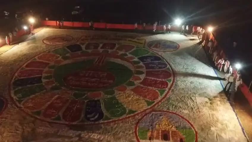 *‘सेवा संकल्प अभियान’ के तहत नगर निगम, भागलपुर द्वारा सैनडिस्क कंपाउंड में विशाल रंगोली ‘सेवा के रंग’ का निर्माण हुआ*
*भागलपुर 07 अक्टूबर 2026:-* सेवा संकल्प अभियान’ के तहत नगर निगम, भागलपुर द्वारा सैनडिस्क कंपाउंड में विशाल रंगोली ‘सेवा के रंग’ का निर्माण किया गया। अभियान की निर्धारित थीम ‘सेवा मेरा योगदान—सेवा के रंग, आभार एवं कम्पोस्टिंग’ को केंद्र में रखते हुए आयोजित इस रचनात्मक गतिविधि के माध्यम से स्वच्छता, पर्यावरण संरक्षण, जनभागीदारी एवं सामाजिक जिम्मेदारी का संदेश दिया गया।
विशाल रंगोली ने सैनडिस्क कंपाउंड में आने वाले लोगों एवं शहरवासियों का ध्यान आकर्षित किया तथा अभियान के उद्देश्यों को रचनात्मक माध्यम से जन-जन तक पहुंचाने का कार्य किया। रंगोली के माध्यम से यह संदेश दिया गया कि स्वच्छ एवं स्वस्थ समाज के निर्माण में प्रत्येक नागरिक की सहभागिता महत्वपूर्ण है तथा ‘सेवा’ केवल एक गतिविधि नहीं, बल्कि सामूहिक सहभागिता और सामाजिक उत्तरदायित्व की भावना है।
कार्यक्रम का आयोजन नगर निगम की कार्य योजना के अनुरूप किया गया। इसका उद्देश्य सार्वजनिक स्थलों पर रचनात्मक गतिविधियों के माध्यम से नागरिकों को स्वच्छता, पर्यावरण संरक्षण, कम्पोस्टिंग तथा सामाजिक सरोकारों के प्रति जागरूक करना और ‘सेवा’ की भावना को जनभागीदारी से जोड़ना है। इस पहल के माध्यम से नागरिकों को अपने आसपास के क्षेत्रों को स्वच्छ रखने तथा पर्यावरण संरक्षण में सक्रिय भूमिका निभाने का संदेश भी दिया गया।
जिला जन-सम्पर्क कार्यालय,
भागलपुर