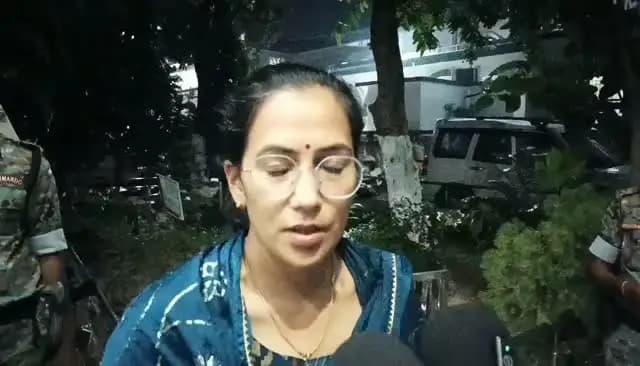 07 अक्टूबर 2026।
दुर्गा पूजा को शांतिपूर्ण, सौहार्दपूर्ण एवं सुरक्षित वातावरण में संपन्न कराने के उद्देश्य से आज समीक्षा भवन, भागलपुर में जिला पदाधिकारी-सह-जिला दंडाधिकारी श्रीमती अलंकृता पांडे की अध्यक्षता तथा वरीय पुलिस अधीक्षक श्री प्रमोद कुमार यादव की उपस्थिति में जिला शांति समिति की बैठक आयोजित की गई।
Information & Public Relations Department, Government of Bihar
#CMSamrat
#samratchoudhary