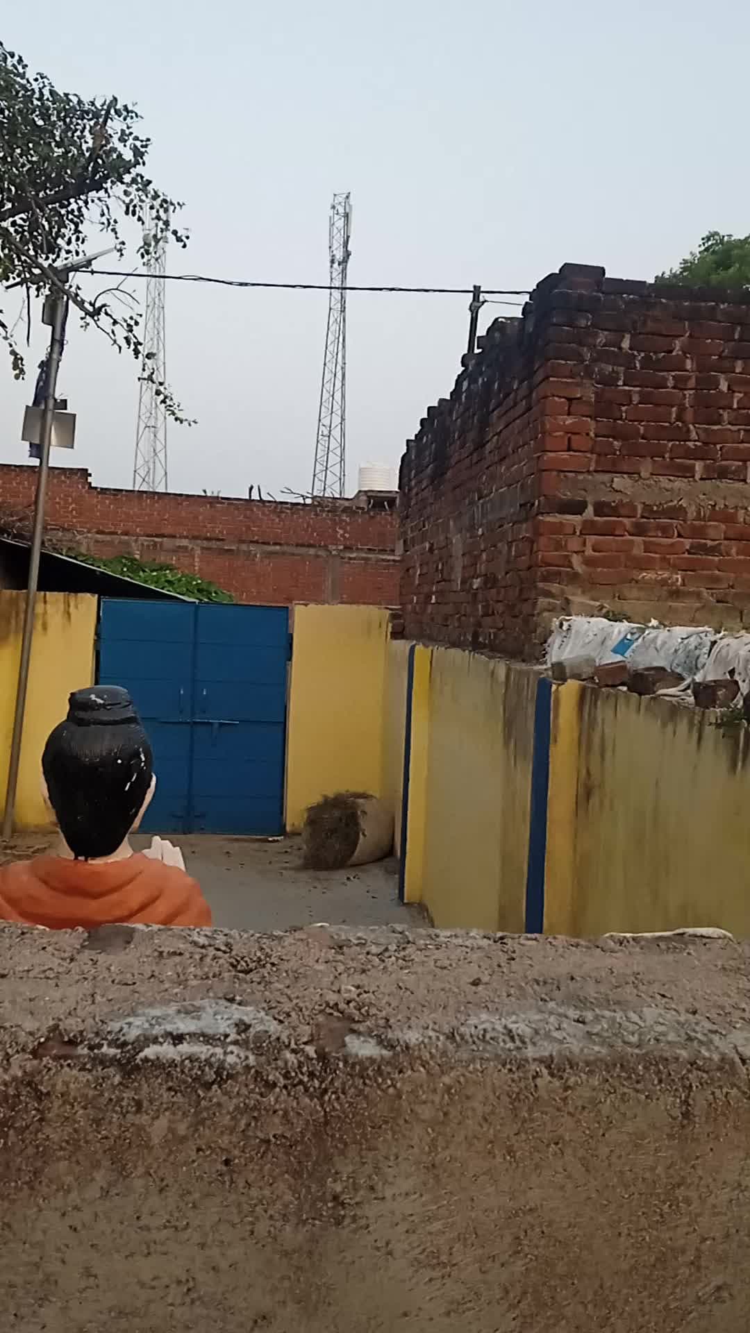 ग्राम पंचायत समसपुर में बाबा साहब✍️ और भगवान बुद्ध की प्रतिमा स्तिथ है उसके चारों तरफ़ ओर दीवार है कहा जाता है कि यह इस
