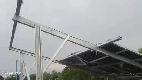 सीतापुर -मिश्रिख कस्बे के निवासी सुरेंद्र गौतम के घर की छत पर 15 दिन पूर्व अदानी कंपनी का लगवाया गया सोलर पैनल तेज आंधी