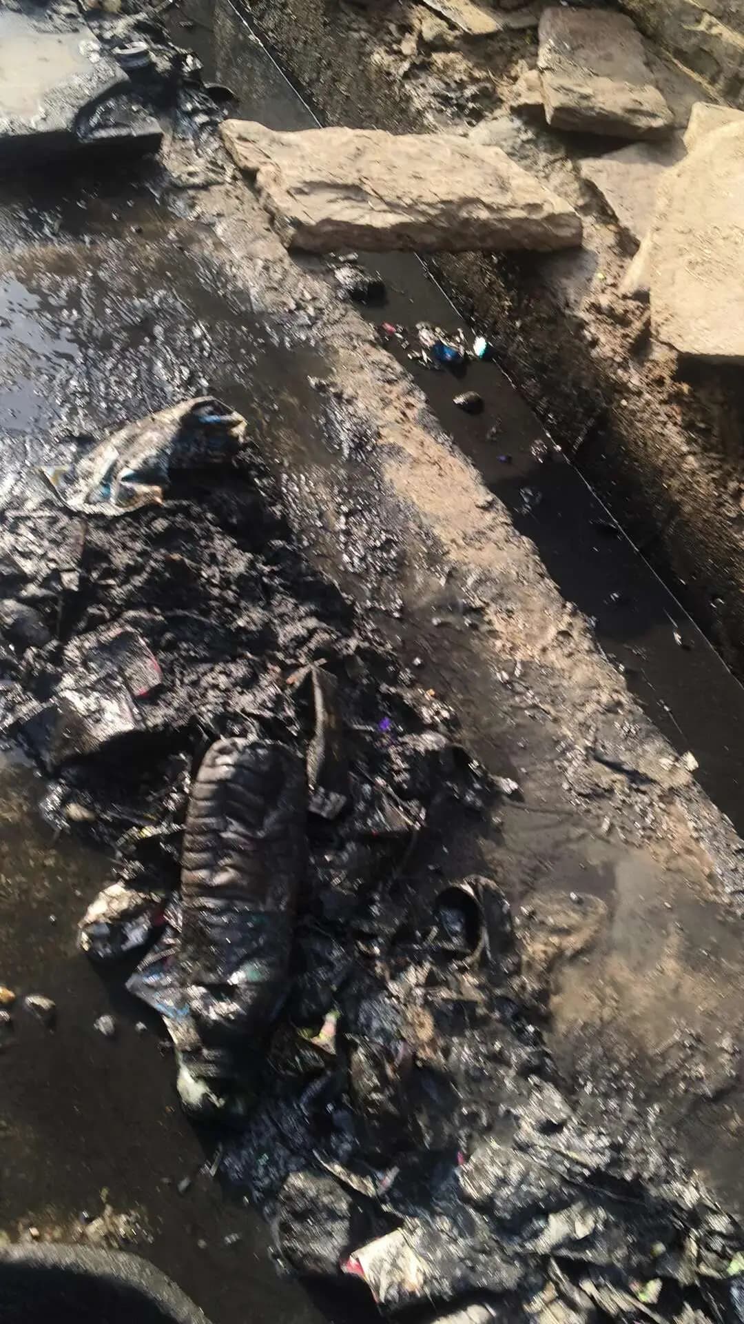 गाम पंचायत मदुरना कोई मुखिया न वाड न कोई भी प्रत्यासी गांव के नाली पर घ्यान नाही दे राहा है