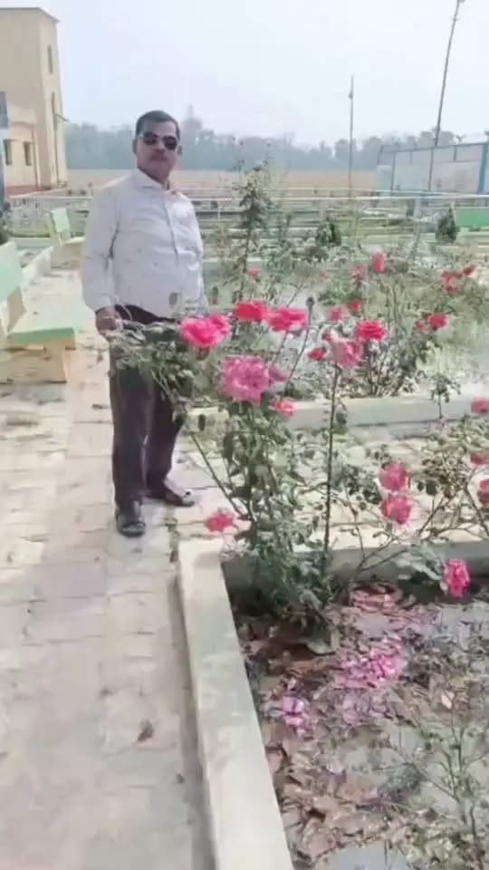 मुजफ्फरपुर जिला के मुसहरी प्रखण्ड अंतर्गत नरौली पंचायत में विकसित भारत जी राम जी के तहत ग्रामीण पार्क का निर्माण कार्य कराया जा रहा है। यह पार्क ग्रामीण क्षेत्र में स्वच्छ, सुंदर एवं स्वस्थ वातावरण उपलब्ध कराने की दिशा में एक महत्वपूर्ण पहल है। पार्क के निर्माण से स्थानीय लोगों को सुबह-शाम टहलने, व्यायाम करने एवं मनोरंजन के लिए बेहतर स्थान मिलेगा। साथ ही, ग्रामीणों के लिए सामुदायिक गतिविधियों एवं सामाजिक मेल-जोल का एक उपयोगी केंद्र विकसित होगा। इस पहल से पंचायत में हरित क्षेत्र का विस्तार, पर्यावरण संरक्षण तथा ग्रामीण जीवन की गुणवत्ता में सुधार को बढ़ावा मिलेगा। ग्रामीण पार्क स्थानीय विकास एवं समृद्धि की दिशा में एक महत्वपूर्ण कदम है।
#CMSamrat
#samratchoudhary
CMO Bihar
Information & Public Relations Department, Government of Bihar
Rural Development Department, Government of Bihar