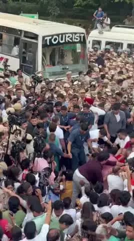 पुलिस ने जंतर-मंतर से करीब 50–100 मीटर पहले INDIA गठबंधन के सांसदों और नेताओं की बसों को रोक दिया है। राहुल गांध