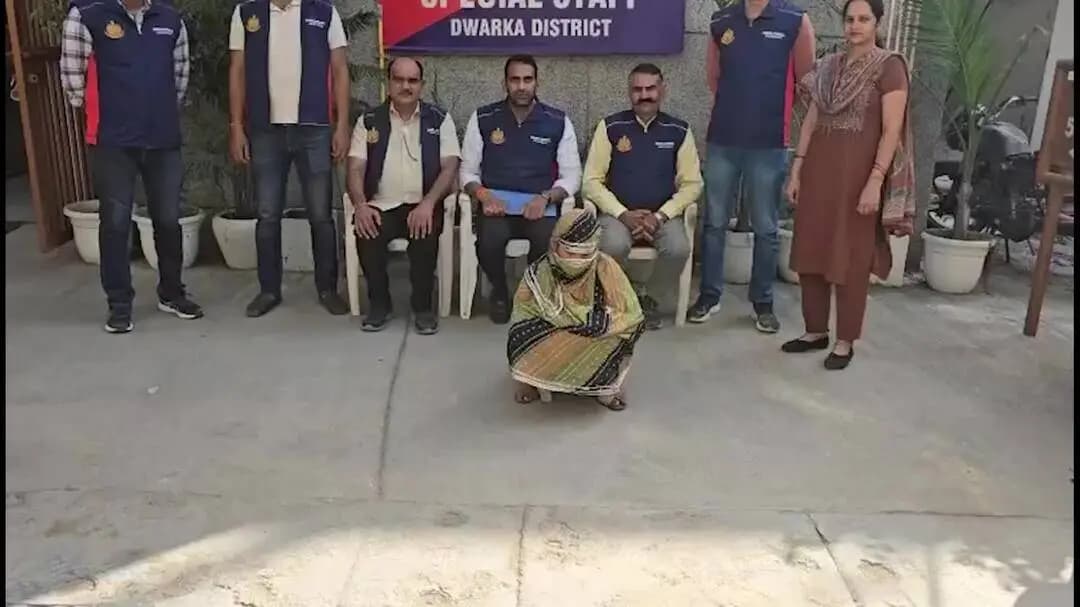 नजफगढ़: नजफगढ़ में महिला ड्रग सप्लायर गिरफ्तार, 5 किलो से ज़्यादा गांजा और 500 पाउच बरामद
