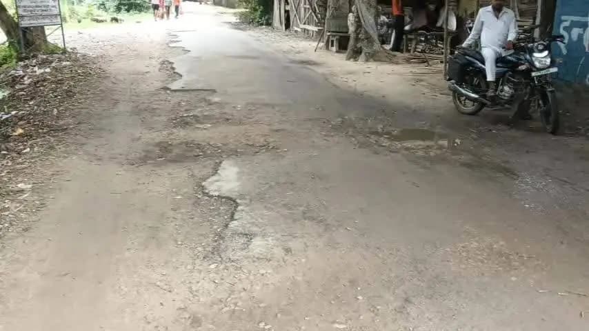 बैरिया: लालगंज-शिवपुर कपूर दियर मार्ग गड्ढों में तब्दील, हादसे का खतरा बढ़ा