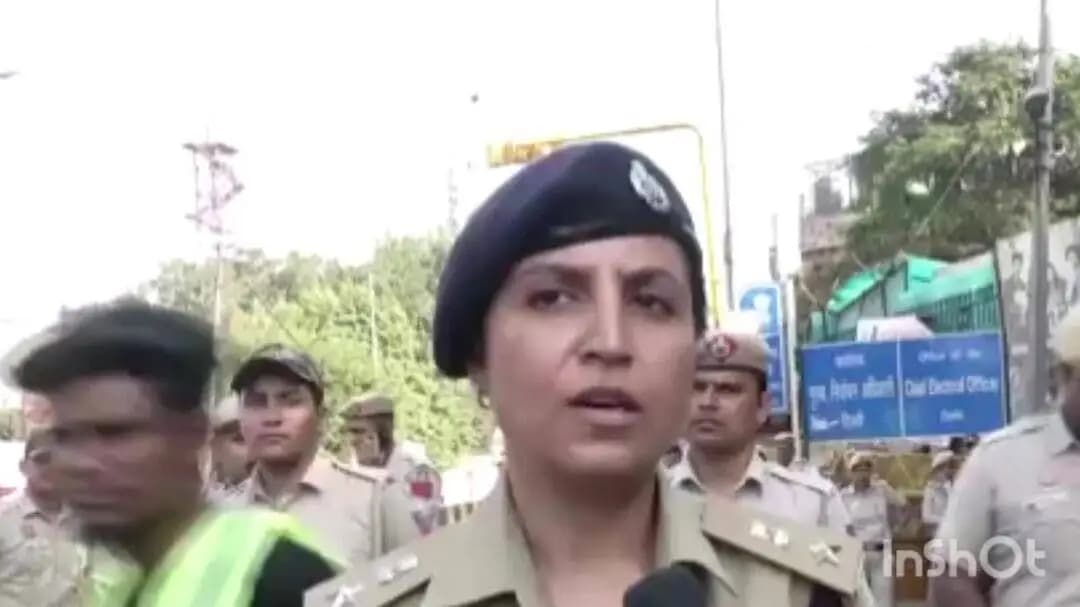 डीसीपी नॉर्थ निहारिका भट्ट ने जंतर मंतर पर हो रहे प्रोटेस्ट में पुलिसकर्मियों द्वारा बॉडी कैमरा लगाने पर कहा,