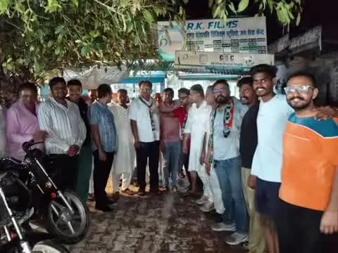 रुद्रपुर: किच्छा और सिरौलीकला में चेयरमैन पद पर कांग्रेस प्रत्याशी की जीत पर कांग्रेसियों ने गढ़ीनेगी में बांटी मिठाई