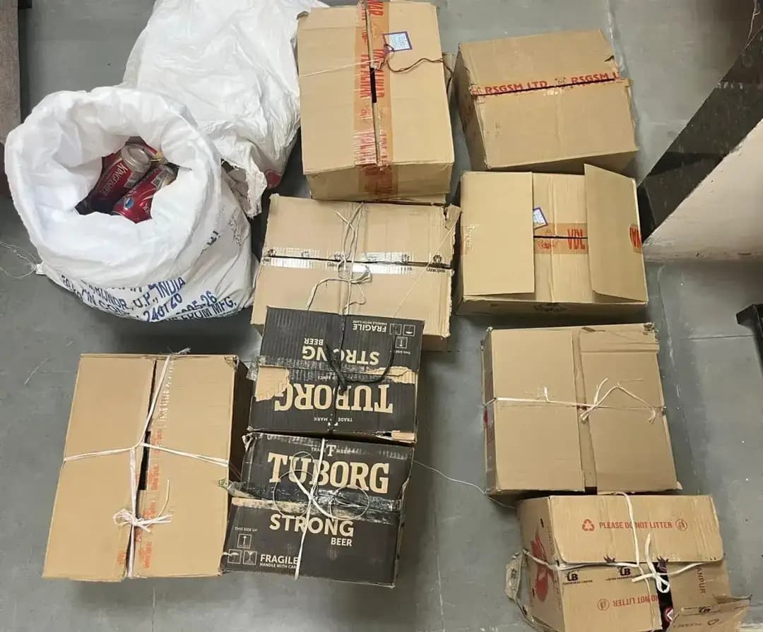 श्री आशा राम चौधरी SP नागौर के निर्देशन में आगामी पंचायत चुनावों के मध्यनजर अवैध शराब की रोकथाम हेतु विशेष अभियान चलाया जाकर थाना मूण्डवा एवं थाना कुचेरा पुलिस द्वारा बड़ी मात्रा में अवैध देशी एवं अंग्रेजी शराब (114 बीयर बोतल, 803 देशी पव्वे, 146 अंग्रेजी पव्वे एवं 3430/- रूपये नकद) जब्त किये जाकर दो आरोपी रतनाराम एवं सुरेन्द्र गिरफ्तार किये गये।
@IgpAjmer
@PoliceRajasthan
