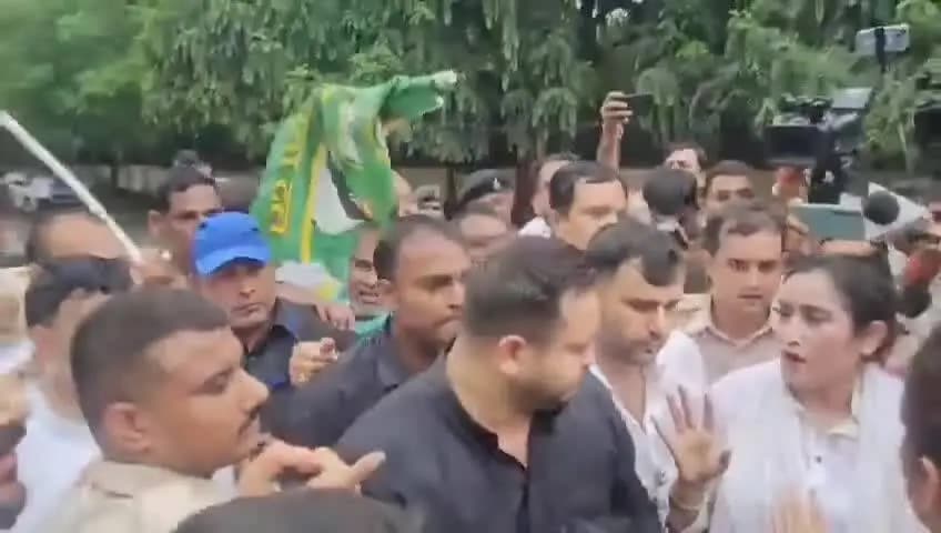 पटना ग्रामीण: पटना में राजभवन मार्च के दौरान भारी हंगामा, तेजस्वी यादव और मीसा भारती समेत कई नेता हिरासत में