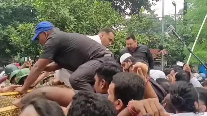 पटना ग्रामीण: पटना में SIR के खिलाफ इंडिया गठबंधन का प्रतिरोध मार्च, तेजस्वी ने समर्थकों संग लोकभवन कूच किया