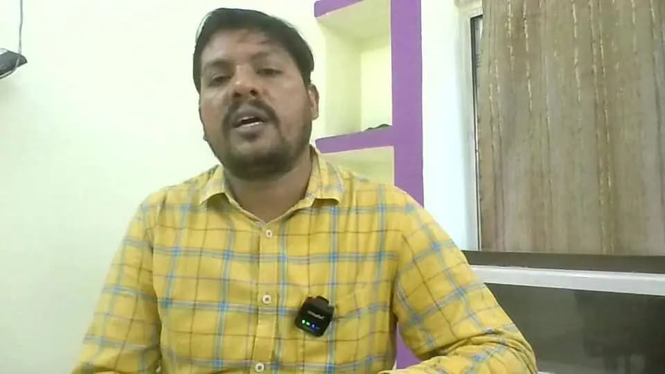 The Deputy Director of Agricultural Engineering, Madhubani, providing information about KCC camps and agriculture-related schemes via Facebook Live.