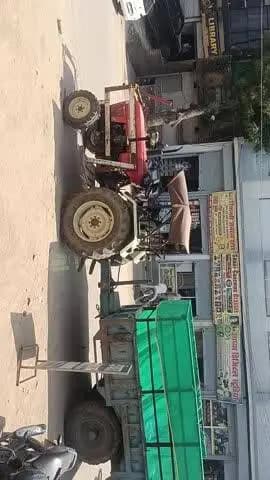 छीनोर चुंगी जेल रोड पर बीच रस्ते मैं ट्रैक्टर ट्राली लगा कर सोता हुआ आदमी और यहां जाम लगता हुआ