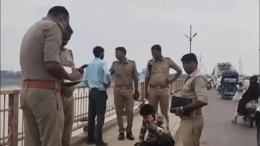 मिर्ज़ापुर: चील थाना क्षेत्र के शास्त्री पुल पर रिल बनाते समय युवक गंगा में गिरकर डूबा, तलाश में जुटी पुलिस
