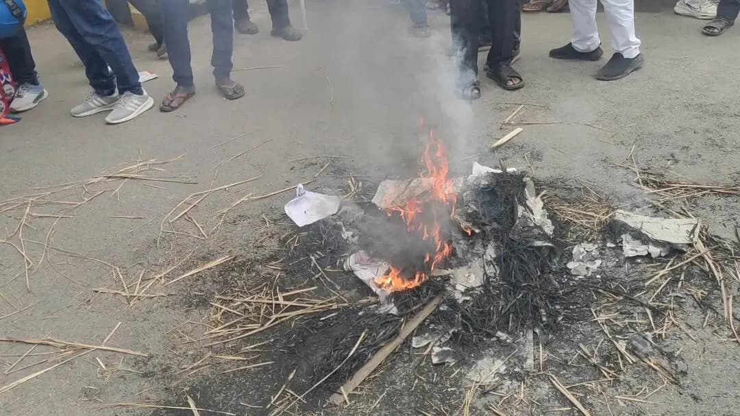 सासाराम पोस्ट ऑफिस चौक पर इंडिया गठबंधन के राजनीतिक पार्टियों ने चुनाव आयोग ज्ञानेश कुमार का किया पुतला दहन मागा इस्तीफा