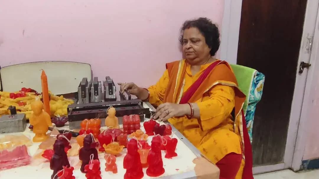 आरा: दीपावली को लेकर चाइनीस लाइट की धूम, आरा में शिक्षिका कावेरी मोहन ने बनाया डिजाइनिंग और कलरफुल मोमबत्