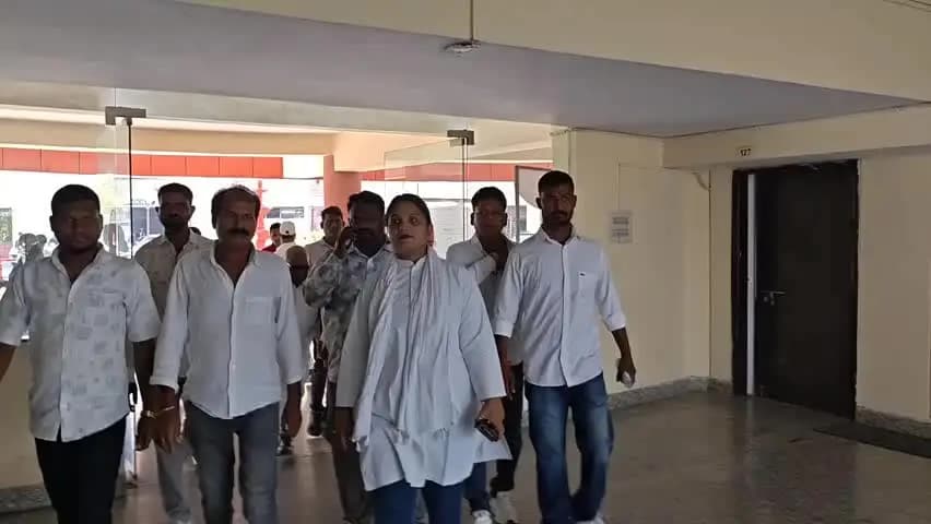 लाडपुरा: निगम में कांग्रेस पार्षदों का प्रदर्शन, सफाई व्यवस्था ठप करने का आरोप, दशहरा मेले से मुशायरा हटाने पर जताया ऐतराज