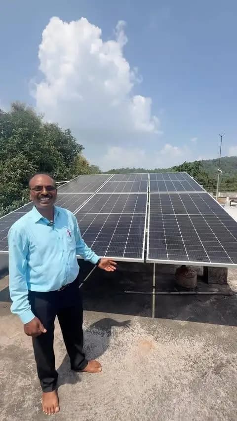 सेवा संकल्प अभियान सेवा की कहानी
☀️ सूरज की रोशनी से रोशन घर, बिजली बिल में बचत का नया अनुभव!
जिले के ग्राम किरगापाटी निवासी श्री विष्णु राम हिड़को ने फरवरी 2026 में पीएम सूर्य घर: मुफ्त बिजली योजना के तहत अपने घर पर 3 किलोवाट क्षमता का सोलर पैनल लगवाया।
उन्होंने बताया कि सोलर पैनल लगवाने से पहले उनके घर का बिजली बिल करीब ₹300 से ₹500 प्रतिमाह आता था। अब पिछले कुछ महीनों से उनका बिजली बिल शून्य होने के साथ-साथ माइनस में भी दर्ज हो रहा है, यानी सोलर से उत्पादित अतिरिक्त बिजली ग्रिड में जाने के कारण उनके बिजली खाते में क्रेडिट दर्ज हो रहा है।
योजना के तहत श्री हिड़को को कुल ₹1.08 लाख की सब्सिडी मिली, जिसमें ₹78 हजार केंद्र शासन और ₹30 हजार राज्य शासन की ओर से प्रदान किए गए।
पीएम सूर्य घर योजना से बिजली खर्च में राहत मिलने और सौर ऊर्जा को अपनाने के लिए श्री विष्णु राम हिड़को ने प्रधानमंत्री श्री नरेंद्र मोदी एवं मुख्यमंत्री श्री विष्णु देव साय का आभार व्यक्त किया।
स्वच्छ ऊर्जा • बिजली में बचत •आत्मनिर्भर परिवार