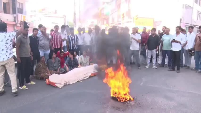 सांगानेर: जयपुर में न्यू सांगानेर रोड पर जेडीए की कार्रवाई का विरोध, व्यापारियों ने निकाली शव यात्रा और टायर जलाकर जताया आक्रोश
