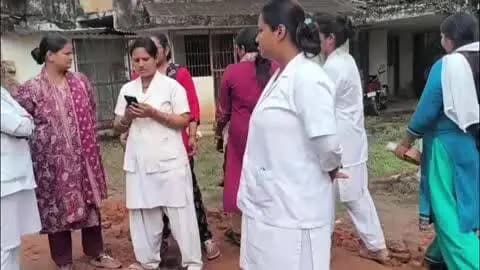 खड़गपुर: सीएचसी में एएनएम और स्वास्थ्यकर्मियों का हंगामा, बीईई व जीएनएम के पति पर धमकी का आरोप