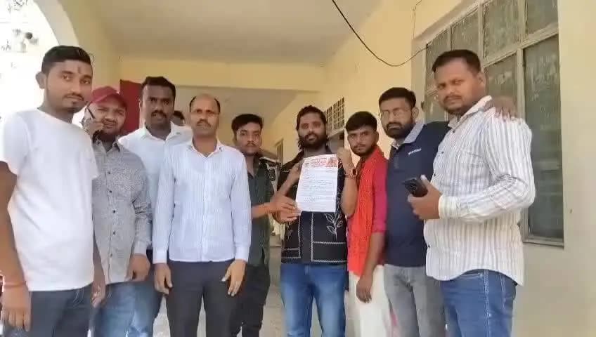 माधौगढ़: माधौगढ़ तहसील में विश्व हिंदू परिषद और बजरंग दल के कार्यकर्ताओं ने दिया ज्ञापन