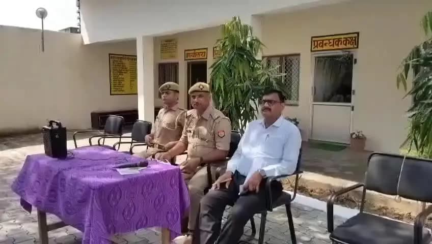 माधौगढ़: माधौगढ़ नगर में स्थित सरस्वती ज्ञान मंदिर इंटर कॉलेज में साइबर क्राइम के बारे में जागरूक किया गया