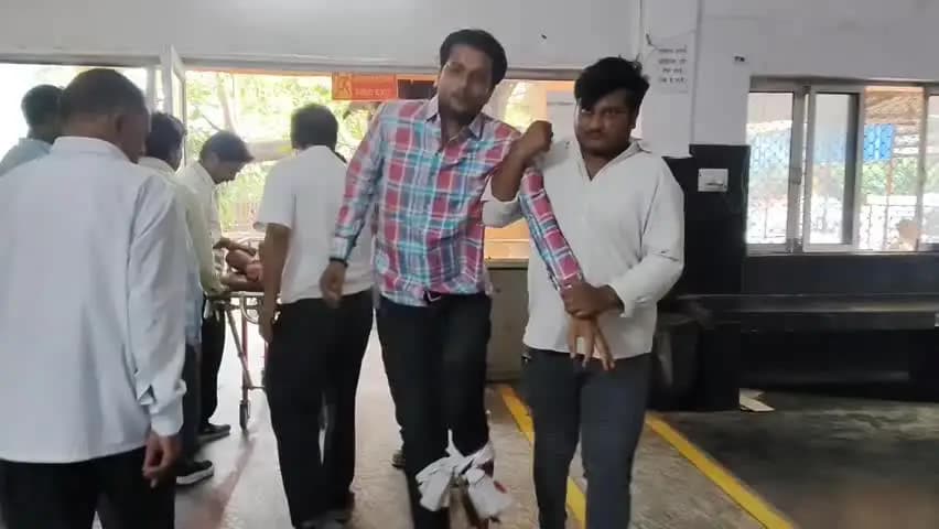 इटावा: पक्का बाग पर कार सवारों ने 500 रुपये की रंगदारी को लेकर पिस्टल से बरसाईं गोलियां, दो लोगों के पैर में लगी गोली, भर्ती