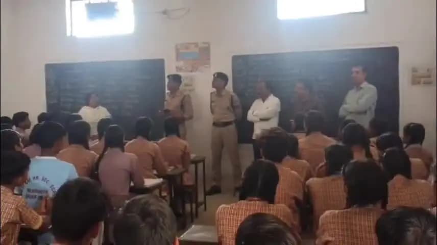 सागर: मकरोनिया पुलिस ने गोमती बाई हायर सेकेंडरी स्कूल में छात्र-छात्राओं के लिए यातायात सुरक्षा जागरूकता अभियान चलाया