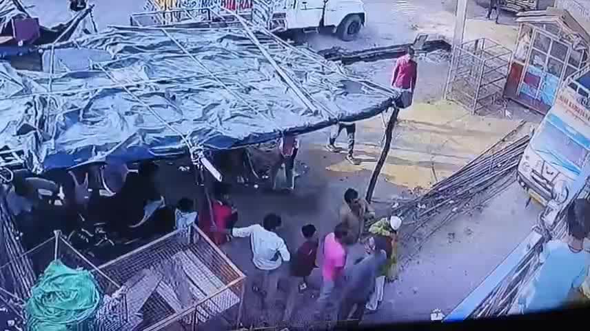 जालौन: जालौन नगर का एक वीडियो सोशल मीडिया पर वायरल, धक्का-मुक्की और गाली-गलौज का वीडियो है शामिल