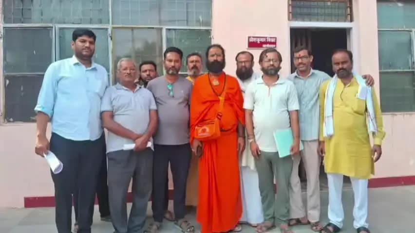 कालपी: टरननगंज में हनुमान मंदिर की जमीन पर कब्जे की कोशिश, महंत और लोगों ने एसडीएम से की शिकायत, पुलिस ने रुकवाया निर्माण कार्य