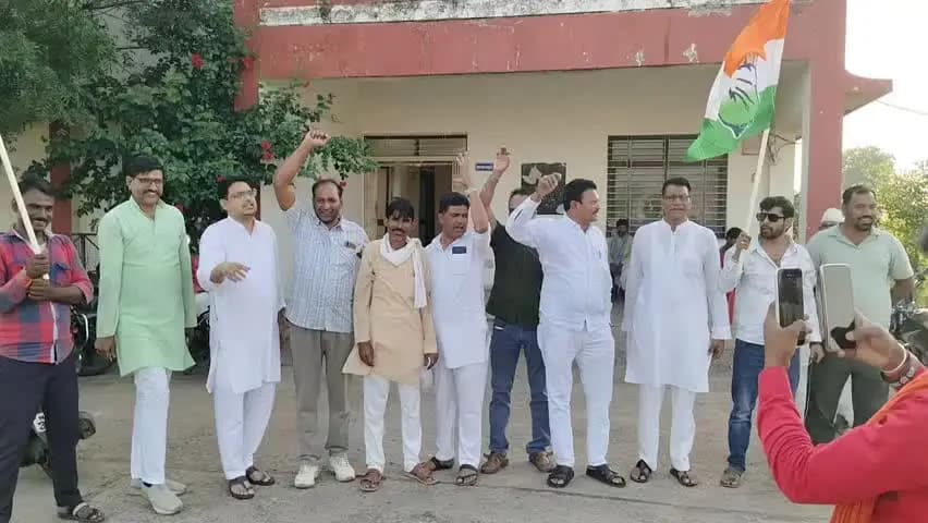 लटेरी: लटेरी एसडीएम कार्यालय में कांग्रेस ने मुख्य चुनाव आयुक्त को हटाने की मांग को लेकर एसडीएम को सौंपा ज्ञापन
