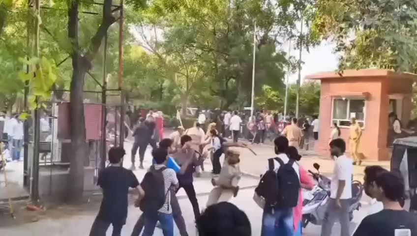 लाडपुरा: RTU छात्र की मौत पर मोर्चरी पहुंचे अनिल तिवारी, परिजनों को बंधाया ढांढस; यूनिवर्सिटी में लाठीचार्ज से मचा बवाल
