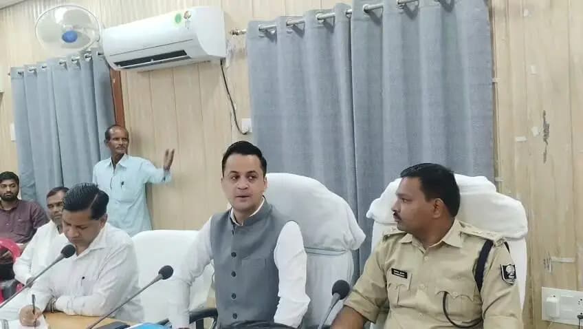 दुर्गा पूजा के शांतिपूर्ण, सफल एवं सुचारू आयोजन हेतु डीएम एसएसपी ने जिला शांति समिति की बैठक की
#samratChoudhary
#CMSamrat
#MadhubaniFirst