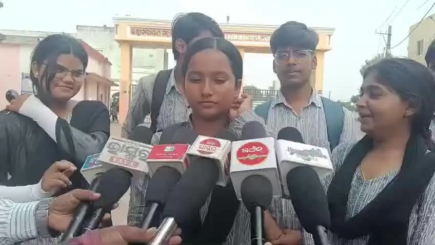 ଝାରସୁଗୁଡା: ଛାତ୍ର ସଂସଦ ନିର୍ବାଚନ ପୂର୍ବରୁ ଝାରସୁଗୁଡା ଲକ୍ଷ୍ମୀ ନାରାୟଣ ମହାବିଦ୍ୟାଳୟରେ ପୋଷ୍ଟର ଲଗାଇବା ଘଟଣାକୁ ନେଇ ଛାତ୍ରୀଙ୍କ ପ୍ରତିକ୍ରିୟା
