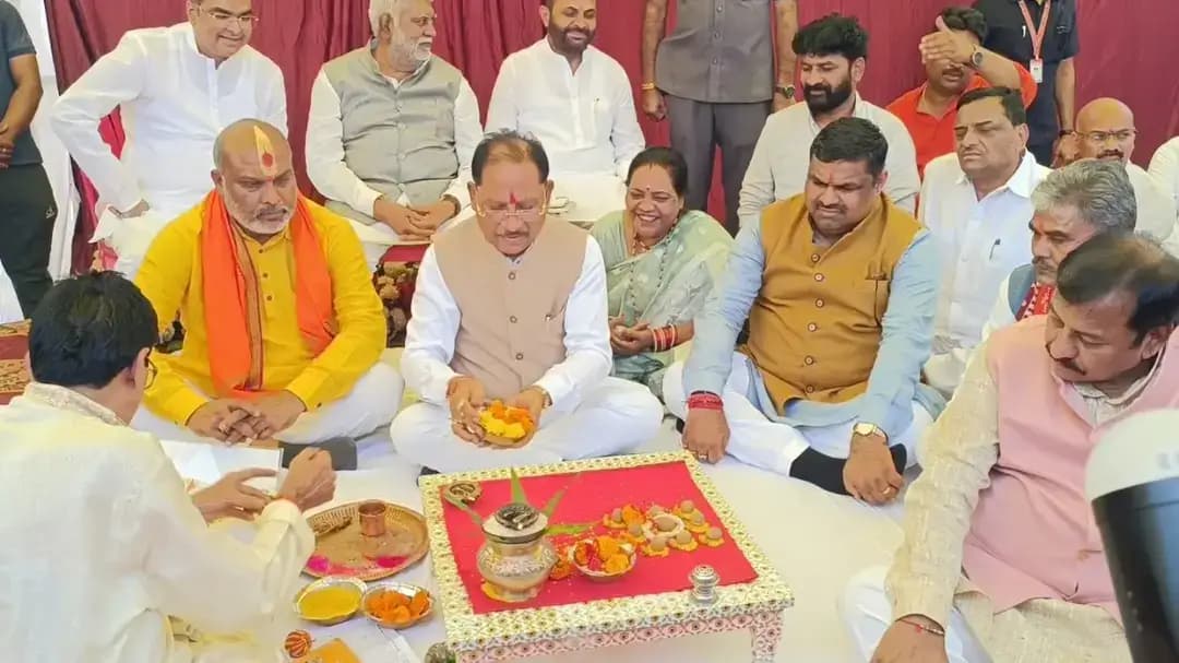 दुर्ग जिले को मुख्यमंत्री श्री विष्णु देव साय की 218 करोड़ से अधिक की विकास सौगात 🏗️
मुख्यमंत्री श्री विष्णु देव साय ने दुर्ग जिले के विकास को नई गति देते हुए 218 करोड़ 48 लाख 29 हजार रुपये के विभिन्न विकास कार्यों की सौगात दी। इनमें 1.22 करोड़ रुपये के कार्यों का लोकार्पण तथा 217 करोड़ 25 लाख 73 हजार रुपये की लागत के 23 विकास कार्यों का भूमिपूजन शामिल है।
इन विकास कार्यों से जिले में सड़क एवं अधोसंरचना, शिक्षा, सिंचाई, स्वास्थ्य और ऊर्जा के क्षेत्र में सुविधाओं का विस्तार होगा।
🔹 सड़क एवं अधोसंरचना के तहत पुलगांव-अंजोरा-रसमड़ा मार्ग, कुम्हारी-अहिवारा-पथरिया मार्ग सहित विभिन्न सड़कों के निर्माण, चौड़ीकरण एवं मजबूतीकरण के कार्य।
🔹 सिंचाई एवं जल संसाधन के अंतर्गत सुरपा, मोहंदी, कपसदा, नंदौरी, तिरगा, गनियारी एवं रिसाली-उमरपोटी जलाशयों के जीर्णोद्धार एवं नहर लाइनिंग के कार्य।
🔹 शिक्षा एवं कौशल विकास के लिए शासकीय पॉलिटेक्निक दुर्ग के विस्तार तथा लाइवलीहुड कॉलेज भवन निर्माण जैसे कार्य।
🔹 स्वास्थ्य एवं चिकित्सा शिक्षा के लिए मेडिकल कॉलेज छात्रावास एवं जिला चिकित्सालय में जीएनएम प्रशिक्षण केंद्र का निर्माण।
🔹 ऊर्जा क्षेत्र में जामगांव (आर) 132/33 केव्ही उपकेंद्र, पाटन-जामगांव उच्चदाब ट्रांसमिशन लाइन एवं अतिरिक्त विद्युत बे निर्माण से विद्युत व्यवस्था को मजबूती मिलेगी।
विकास की नई रफ्तार, सुविधाओं का विस्तार और मजबूत अधोसंरचना—दुर्ग जिले के समग्र विकास की दिशा में महत्वपूर्ण कदम। ✨
#विकसित_दुर्ग #विकास_की_सौगात #सुशासन #SewaSankalpAbhiyan