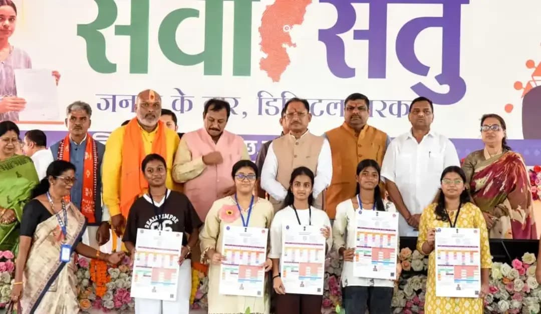 मुख्यमंत्री श्री विष्णुदेव साय के कार्यक्रम में 111 हितग्राही हुए लाभान्वित 🌿
दुर्ग में आयोजित मुख्यमंत्री श्री विष्णुदेव साय के कार्यक्रम में विभिन्न जनकल्याणकारी एवं फ्लैगशिप योजनाओं के अंतर्गत 111 हितग्राहियों को चेक, सामग्री, प्रमाणपत्र, अधिकार अभिलेख एवं सुरक्षा किट वितरित किए गए।
राजस्व, जिला पंचायत, स्वास्थ्य, श्रम, महिला एवं बाल विकास, मत्स्य, नगर निगम, विद्युत एवं कृषि विभाग की योजनाओं से हितग्राहियों को लाभ मिला।
जनकल्याणकारी योजनाओं का लाभ अंतिम व्यक्ति तक पहुंचाने की दिशा में एक और कदम।
#मुख्यमंत्री_विष्णुदेव_साय #जनकल्याण #हितग्राही_लाभान्वित #सेवा_संकल्प_अभियान #सुशासन दुर्ग