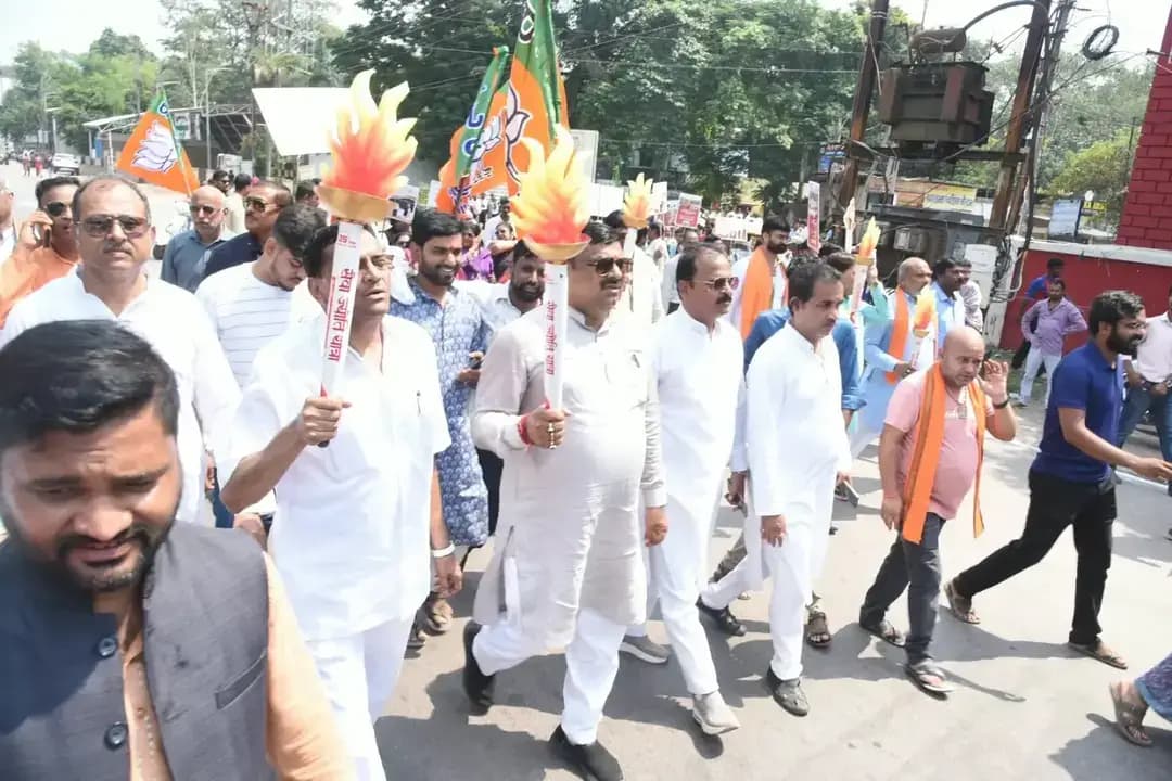 स्टेडियम से पटेल चौक तक गूंजा ‘सेवा संकल्प’ का संदेश!
सेवा संकल्प अभियान के अंतर्गत प्रधानमंत्री श्री नरेंद्र मोदी जी के संबोधन के पश्चात ‘सेवा ज्योति कलश यात्रा’ निकाली गई। हाथों में प्रतीकात्मक मशाल लेकर रविशंकर शुक्ल स्टेडियम से प्रारंभ हुई यात्रा मेनोनाइट चर्च मार्ग, बस स्टैंड एवं गांधी चौक होते हुए पटेल चौक पहुंची।
यात्रा के माध्यम से सेवा, सुशासन और राष्ट्रनिर्माण के संदेश को जन-जन तक पहुंचाने तथा विकसित भारत 2047 के संकल्प को दोहराने का आह्वान किया गया।
शहरवासियों में सेवा संकल्प को लेकर उत्साह और उमंग का माहौल देखने को मिला। 🇮🇳✨
#सेवा_संकल्प_अभियान #सेवा_ज्योति_कलश_यात्रा #विकसित_भारत2047 #सेवा_सुशासन_राष्ट्रनिर्माण #JanBhagidari