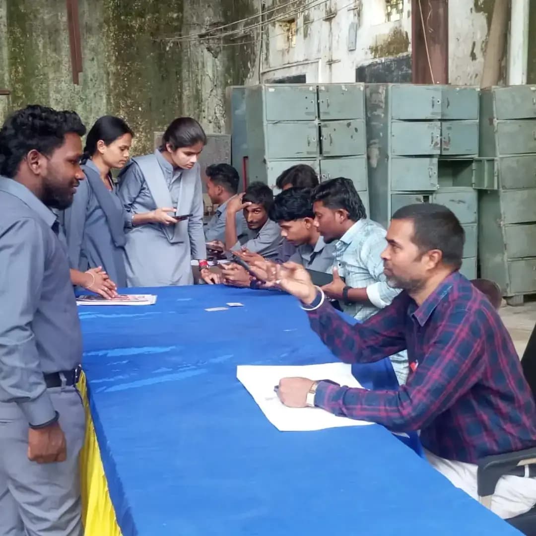 कलेक्टर एवं जिला निर्वाचन अधिकारी सरगुजा के मार्गदर्शन में शासकीय आईटीआई अंबिकापुर में मतदान शिविर का आयोजन किया गया जिसमें 1 अक्टूबर को 18 वर्ष पूर्ण हो गए प्रशिक्षणार्थियों का ऑनलाइन प्रपत्र 6 लगभग 15 प्रशिक्षणार्थियों का फॉर्म भर गया तथा प्रपत्र 8 संशोधन एवं 8 क स्थानांतरण की जानकारी दी गई तथा जिन प्रशिक्षणार्थियों के पास दस्तावेची कमी थी उनको दस्तावे उपलब्ध करा कर 31 अक्टूबर से पहले तक भरने की निर्देश दी गई !
